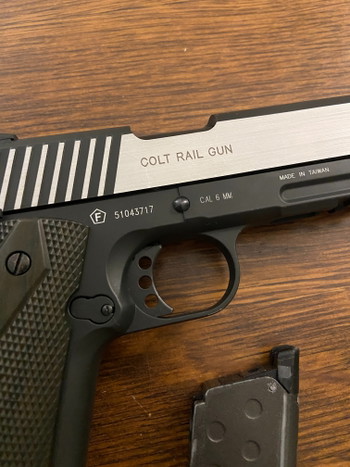 Imagen 5 de Pistolet airsoft COLT 1911 RAIL GUN CO2 BLACK SILVER - CYBERGUN 6 mm BB