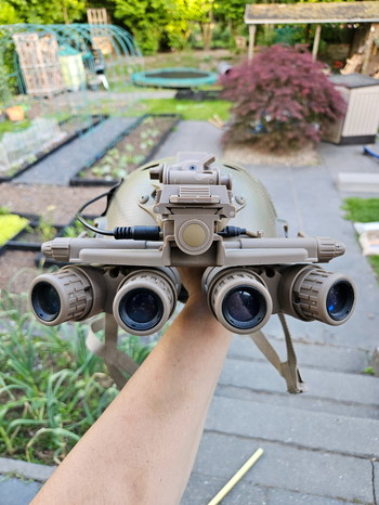Imagen 2 de Emerson FAST PJ Helm (Dark Earth) + GPNVG (dummy) + Revision desert locust met railmount adapters