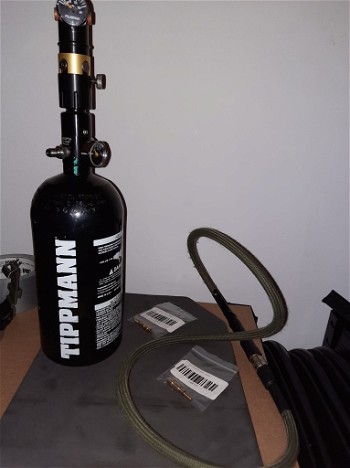 Afbeelding 3 van tippman hpa fles  regulator slang en 2 hpa taps voor tm