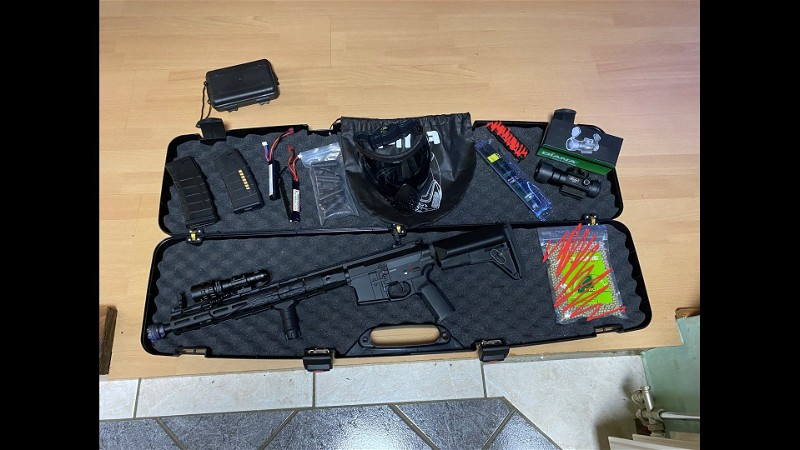 Afbeelding 1 van M4 / MAGS / BB'S / FACE MASK / SCOPE / ...