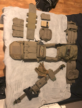 Afbeelding van Warrior Assault systems plate carrier en Ferro concept belt