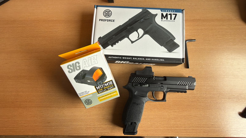 Afbeelding 1 van Sig Sauer M17 P320 met een Sig Air red dot