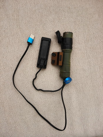 Afbeelding 2 van Te koop: Olight Odin mini / met magnetische oplader en offset mount