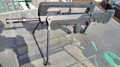 Afbeelding van FAMAS (Tokyo Marui) met 1x highcap mag, 5x midcap mags, 1x 8.4v NiHM batterij