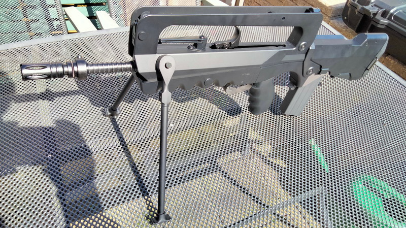 Afbeelding 1 van FAMAS (Tokyo Marui) met 1x highcap mag, 5x midcap mags, 1x 8.4v NiHM batterij