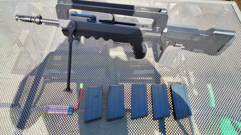 Image 2 for FAMAS (Tokyo Marui) met 1x highcap mag, 5x midcap mags, 1x 8.4v NiHM batterij