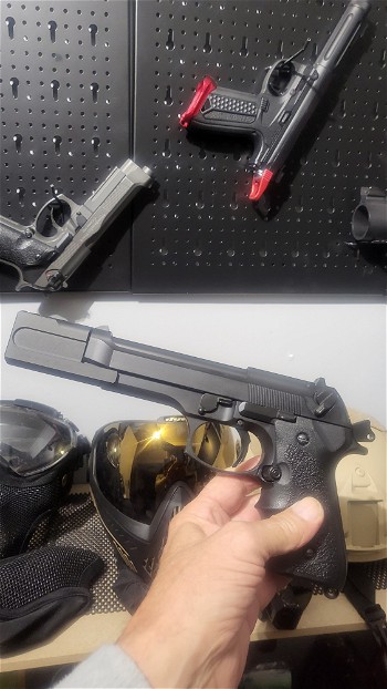 Afbeelding 2 van 2 x m9 en een revolver