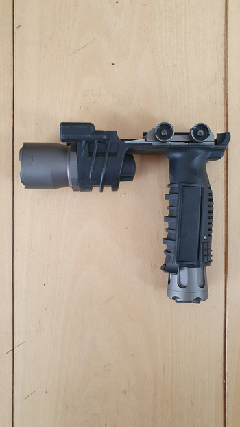 Afbeelding 2 van Element Surefire Style M910A Vertical Grip Scout Light Black (defect!)