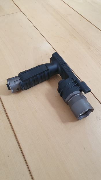 Imagen 3 de Element Surefire Style M910A Vertical Grip Scout Light Black (defect!)