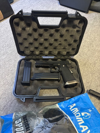 Image 2 for Airsoft aeg rifle and gas pistol with accessoires