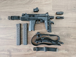 Imagen para KWA MP9, 2 mags, 14mm CCW barrel (Lee's Precision), UTC QD low profile sling point, two point quick control sling, inklapbare front grip, Red dot sight