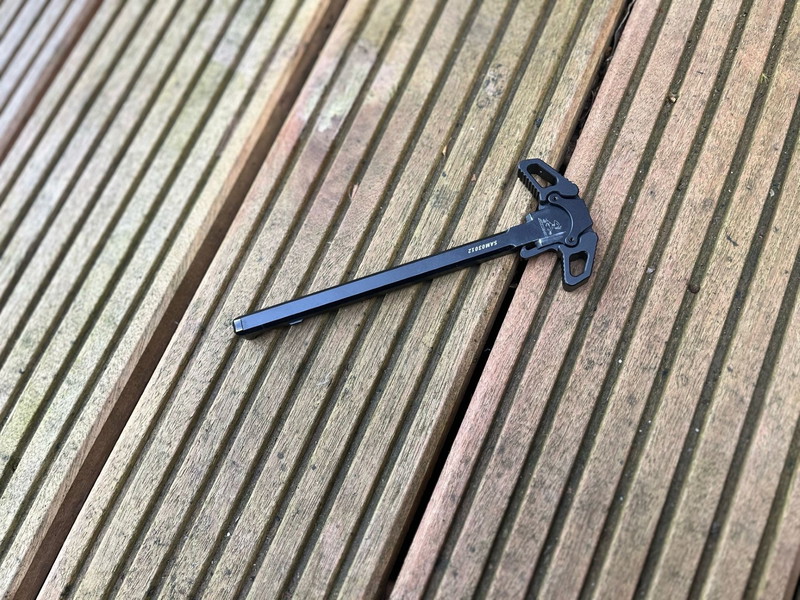 Afbeelding 1 van M4 Raptor Style Charging Handle van Samoon