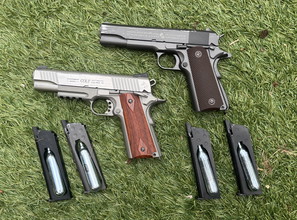 Bild für Cybergun Colt M1911 A1 full metal CO2 + Cybergun Colt Rail Gun Stainless CO2