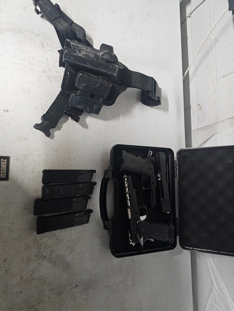 Afbeelding 1 van 2 hicapa + 4 mags en weapon case en pistol holder
