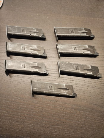 Image 2 for tm p226E2 met 7 magazijnen en lamp en extra onderdelen