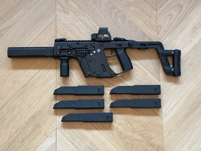 Afbeelding van Krytac Kriss Vector + 5 Mid-Caps, Holo Sight en Silencer Tracer Unit