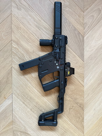 Afbeelding 2 van Krytac Kriss Vector + 5 Mid-Caps, Holo Sight en Silencer Tracer Unit