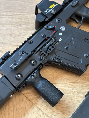 Afbeelding 3 van Krytac Kriss Vector + 5 Mid-Caps, Holo Sight en Silencer Tracer Unit