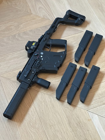 Afbeelding 4 van Krytac Kriss Vector + 5 Mid-Caps, Holo Sight en Silencer Tracer Unit