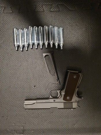 Bild 2 für Cybergun colt 1911 co2 met extra's