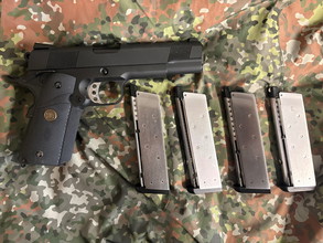Image pour We Colt 1911 gbb pistool met 4 magazijnen
