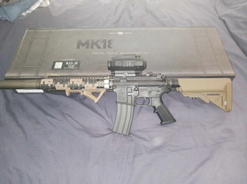 Image 3 for tokyo marui mk18 mod1 gbbr ceracote  1 mag met red dot + rail cover + demper + peq laser Dual pad met flashlight 2x Hand grip. zie alles in Omschrijving.