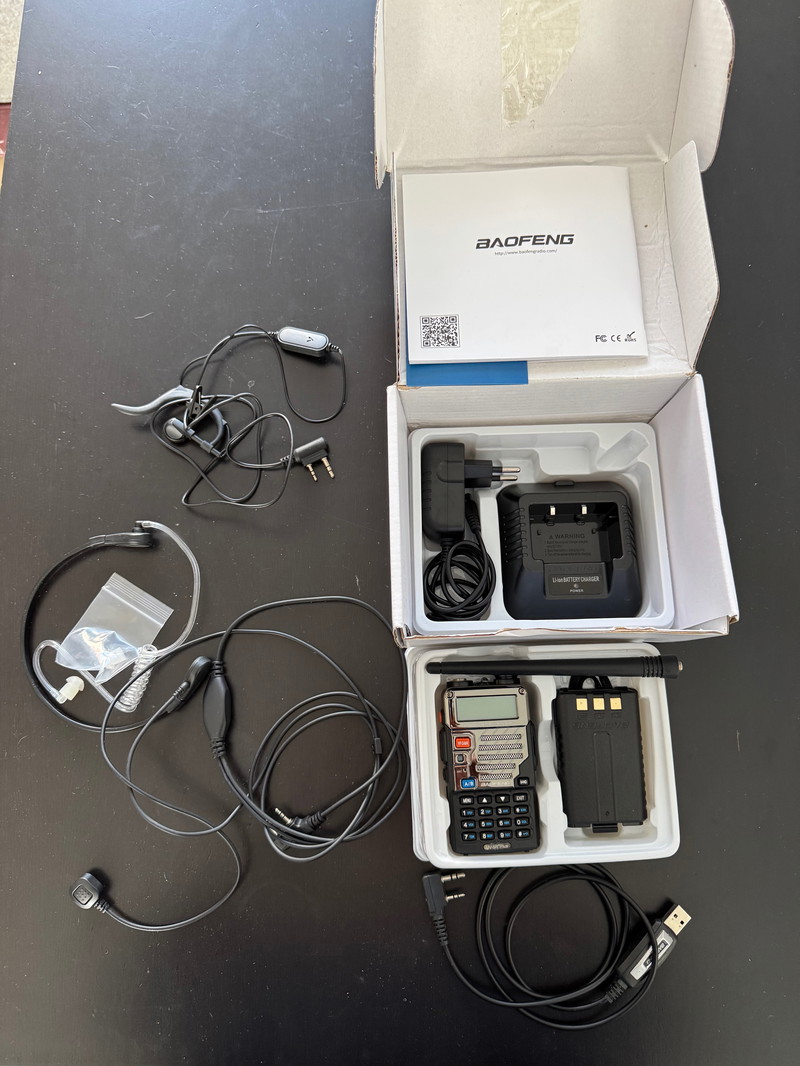 Afbeelding 1 van Boafeng UV-5R portofoon met dock en programmeer kabel