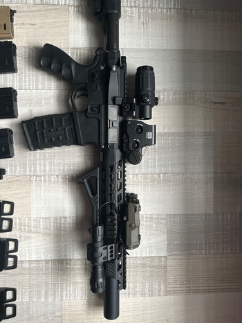 Image 2 for G&G GC16 predator met 5 mags, eotech scope & magnifier, laser, flashlight en tas