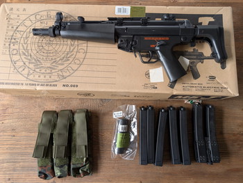 Image 3 for complete uitrusting, incl. o.a. JG BAR-10, ICS G33, JG Mp5, WE glock18C.