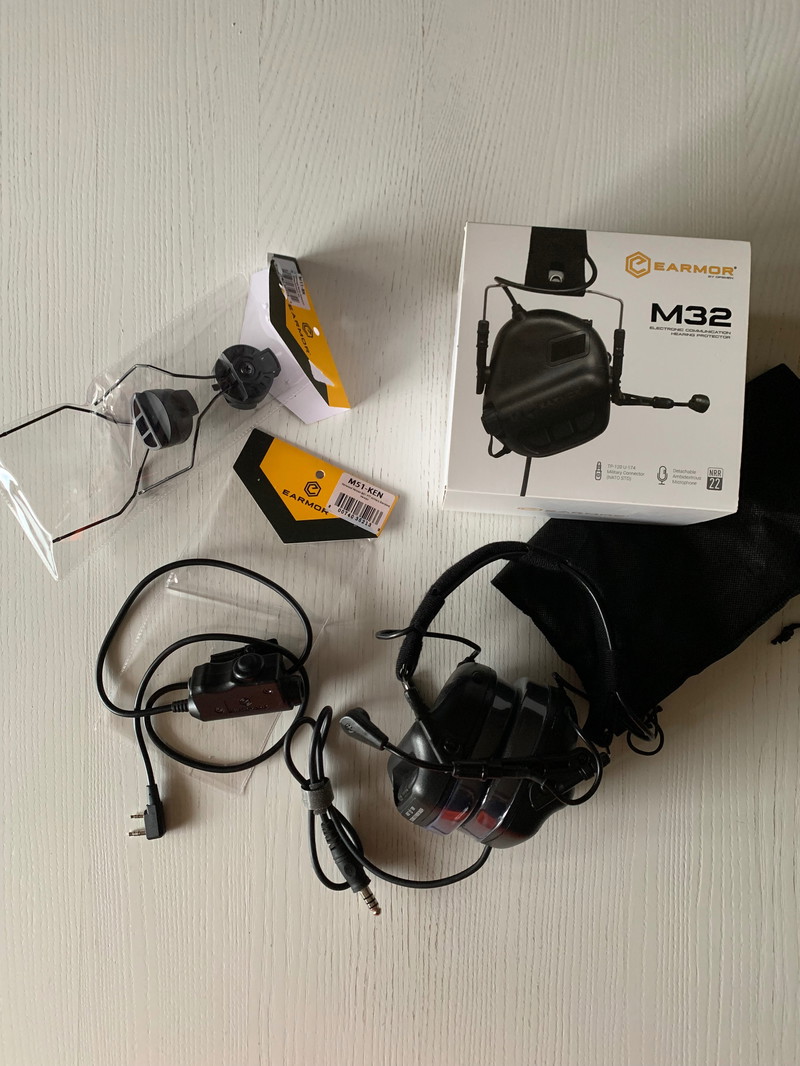 Imagen 1 de Earmor M32 Headset + PTT + Helmet Adapters