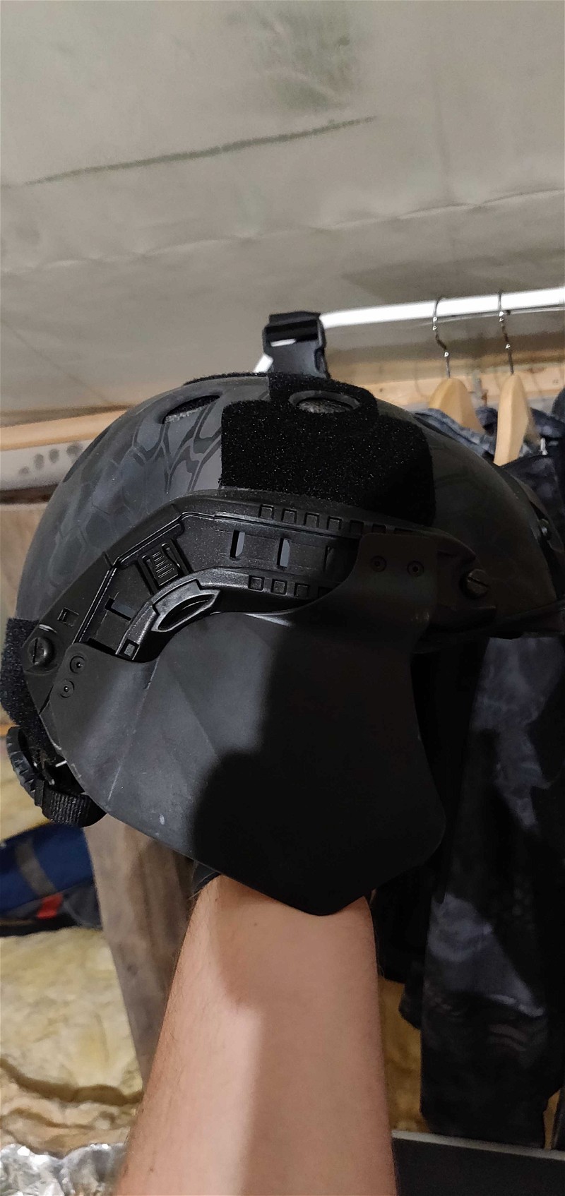 Afbeelding 1 van Kryptek python FAST helm met oorbescherming