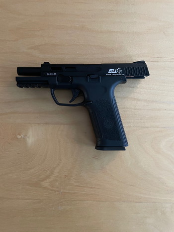 Afbeelding 2 van ICS BLE-XAE Ambidextrous Duty Size GBB Airsoft Pistool (Kleur: Zwart)