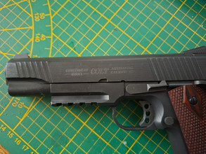 Bild für KWC Railgun met checkered echt houten kolfplaten