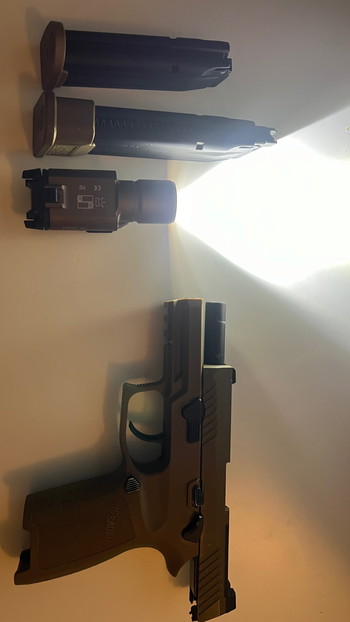 Image 2 pour VFC SIG M18 GBB met Surefire X300 repro