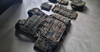 Afbeelding 2 van Flecktarn vest van Invader Gear compleet met pouches!