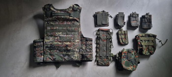 Afbeelding 3 van Flecktarn vest van Invader Gear compleet met pouches!