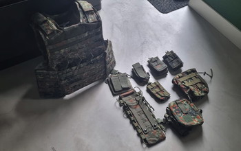 Afbeelding 4 van Flecktarn vest van Invader Gear compleet met pouches!