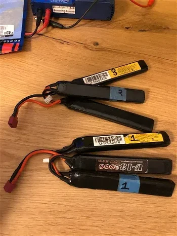 Afbeelding 3 van Twee Unit-13 11.1volt 3-cell LiPo's te koop