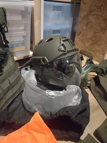 Bild 2 für Einde hobby: 2 plate carriers, helm en diversen