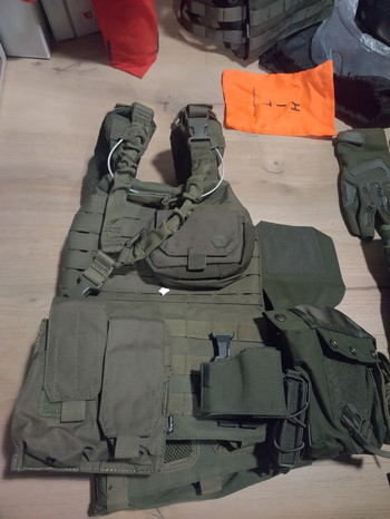 Bild 3 für Einde hobby: 2 plate carriers, helm en diversen