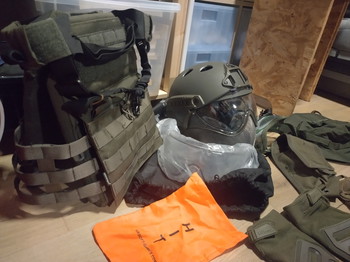 Bild 4 für Einde hobby: 2 plate carriers, helm en diversen