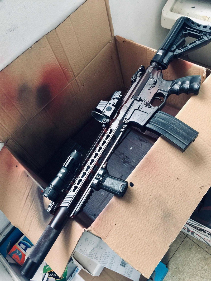 Image 1 for G&G Predator met eigen red black snake paintjob. (accecoires komen er niet bij van de foto's enken magazijn en Lipo en silencer) of te ruil tegen een ARP556.