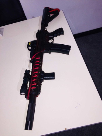 Image 4 for G&G Predator met eigen red black snake paintjob. (accecoires komen er niet bij van de foto's enken magazijn en Lipo en silencer) of te ruil tegen een ARP556.