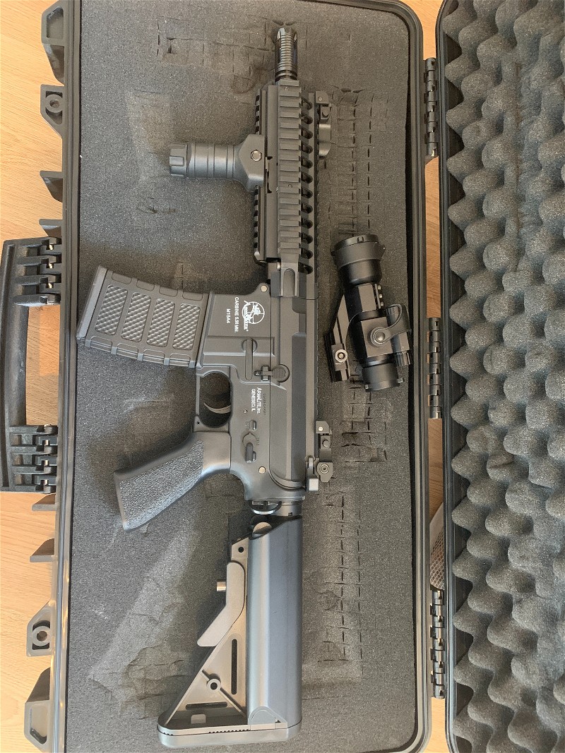 Afbeelding 1 van ASG Armalite M15 + Red Dot Swiss Arms Military Model