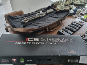 Afbeelding van In prijs verlaagd:AEG ICS PAR Mk3 CQB Cranestock TAN EBB assault rifle met veel extra's