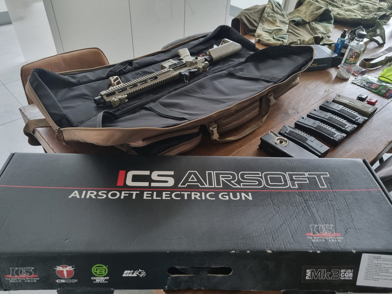 Afbeelding 1 van In prijs verlaagd:AEG ICS PAR Mk3 CQB Cranestock TAN EBB assault rifle met veel extra's