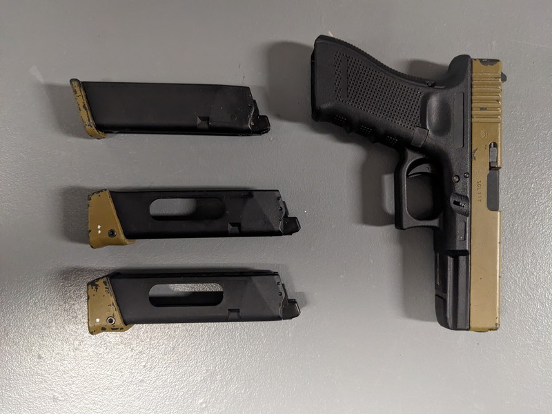 Imagen 1 de GLOCK 17 Gen 4 Gaz/CO2 Cybergun + 3 chargeurs + holsters