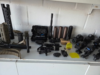 Image 2 for Groot lot airsoft accessoires tracers scopes silencers