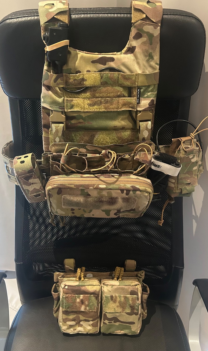 Image 1 pour Plate Carrier PEW ferro repro / EARMOR M32H PLUS TACTICAL HEADSET