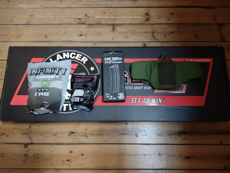 Image 1 for M4 Airsoft replica met extra magazijn, pellets en masker